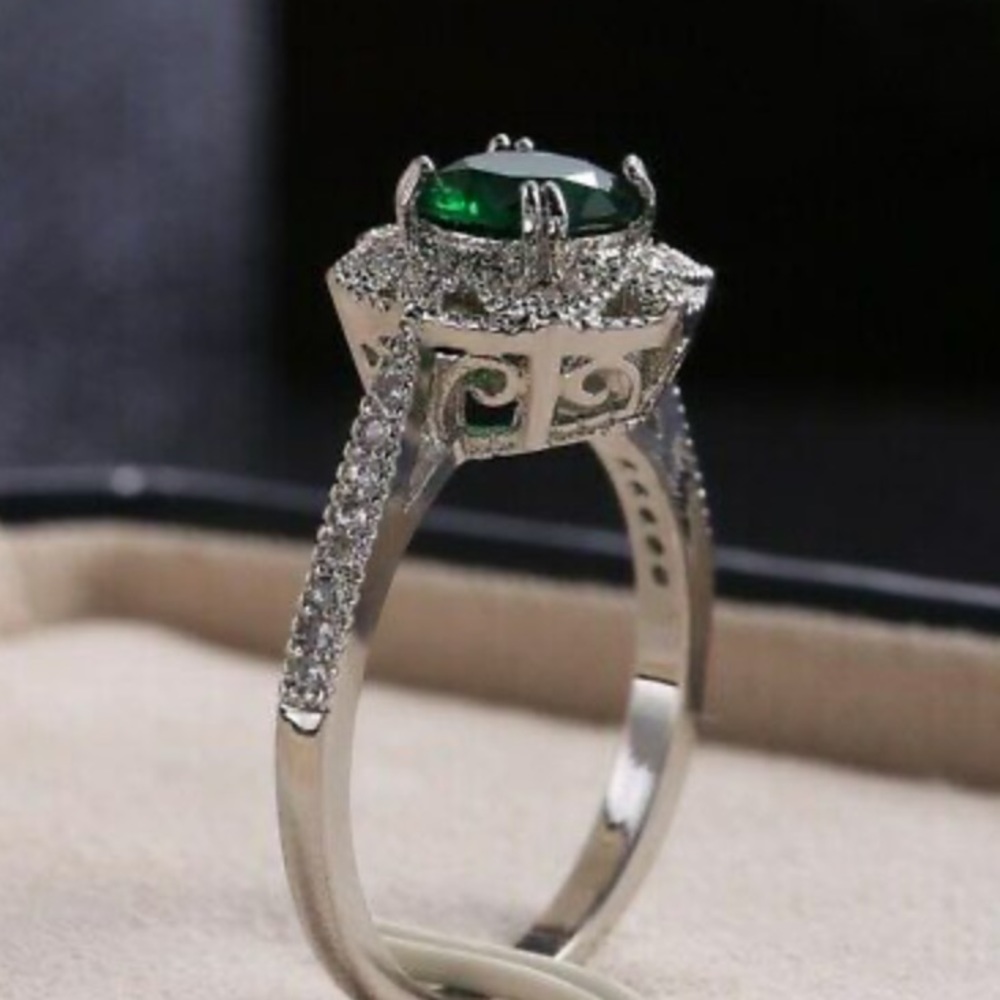 NEW 925 Sterling Silver Emerald Gorgeous Ring - Picture 3 of 7